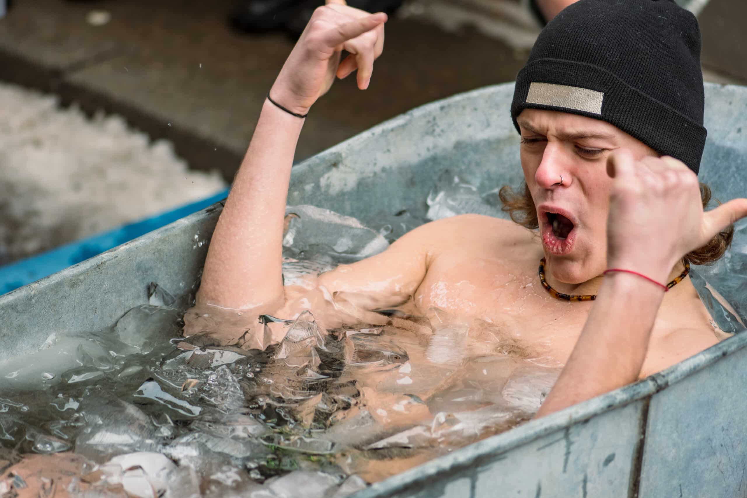 Erholung nach dem Sport im Eissfass