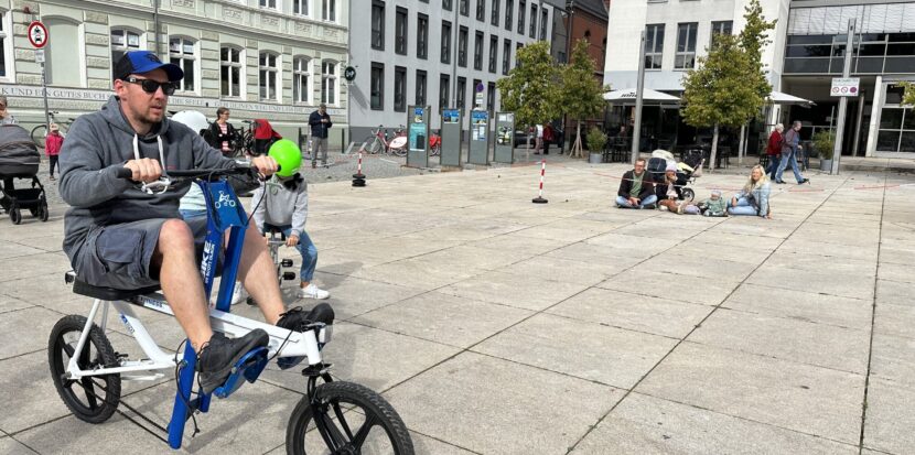 Alex fährt das Row Bike