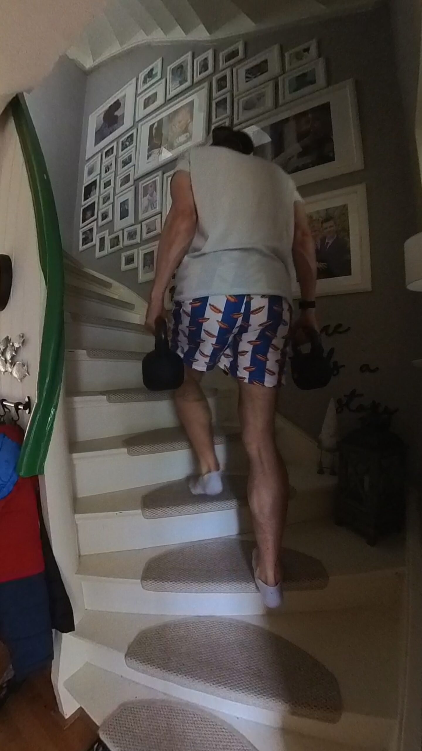 Kettlebells die Treppe hochschleppen