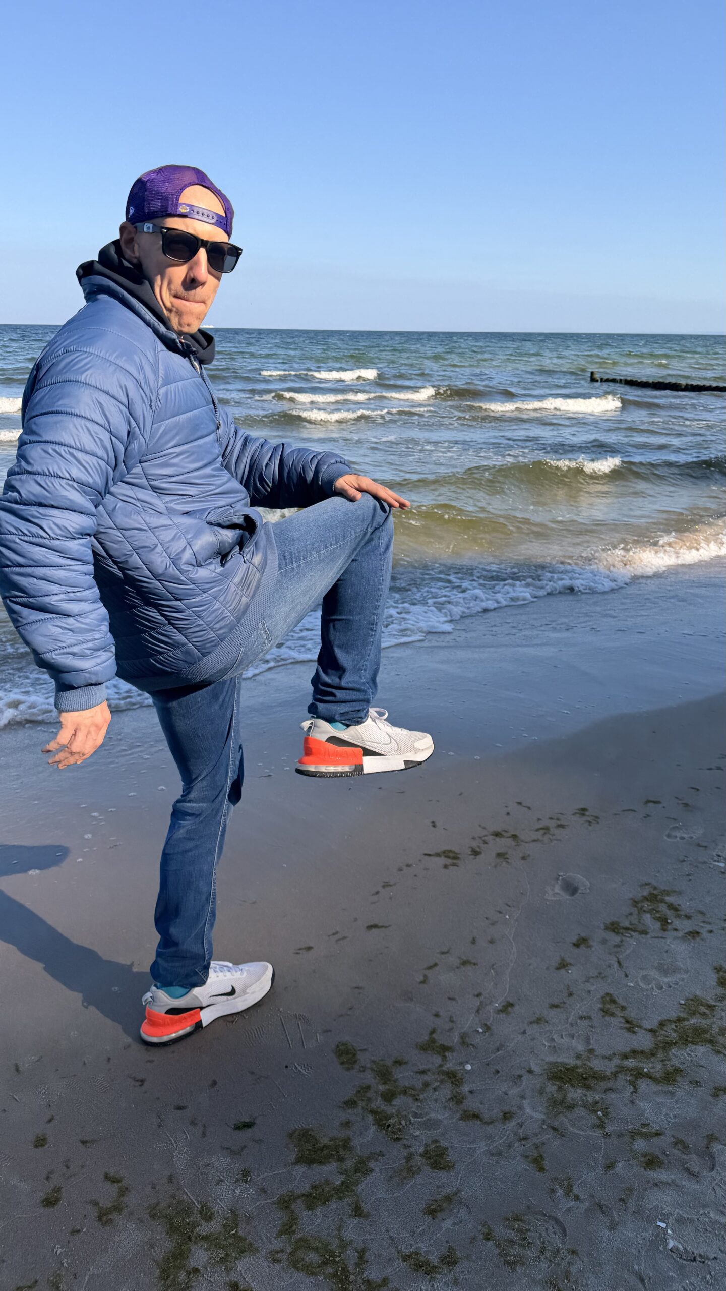High knees im Wasser in der Brandung